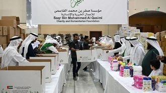 مؤسسة صقر تقدم طرود مساعدات من سفينة إلى غزة