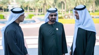 يقود راشد مسيرة حكومة الإمارات العربية المتحدة الممتدة لعشرين عاماً مع الوزراء