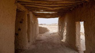 أطلال مسجد صحراوي تسلط الضوء على التراث