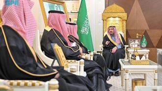 يستعرض قاسم برنس إنجازات قسم الموارد البشرية والتنمية الاجتماعية