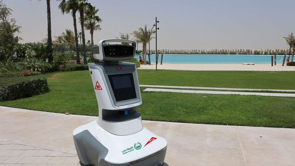 Dubai Tests Smart Robot for Mobility Safety