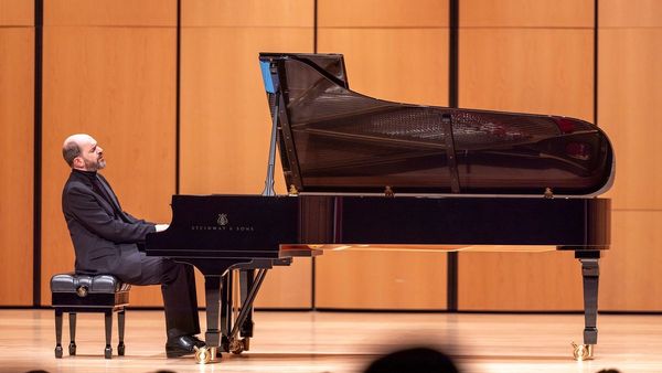  سحر البيانو لكريل جيرستين في أبو ظبي