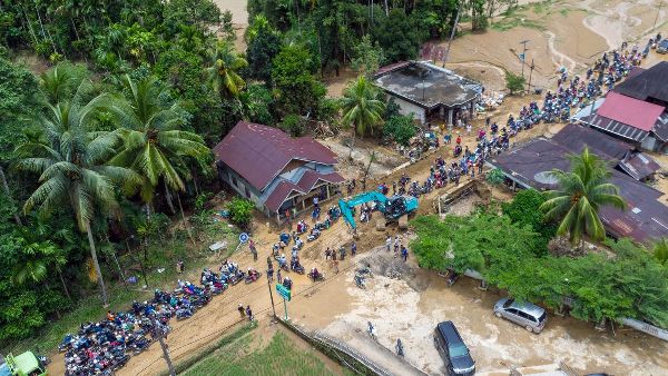 Crisis in Sumatra: 10 Dead, Thousands Flee Crisis in Sumatra: 10 Dead, Thousands Flee