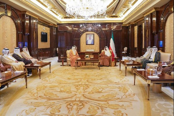 Kuwaiti PM Welcomes Thani Al-Zeyoudi to Strengthen Economic Ties