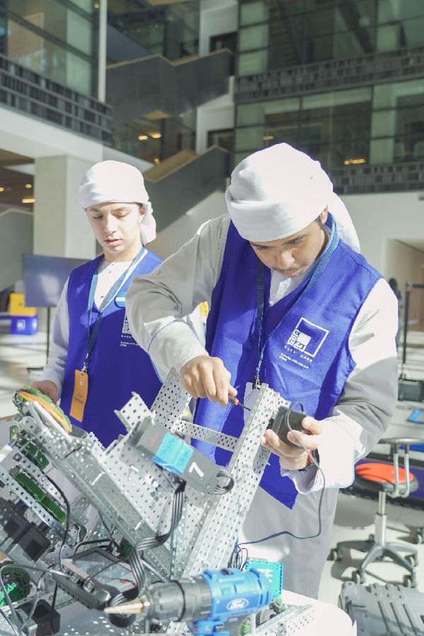 Sharjah Youth Dive into Robotics