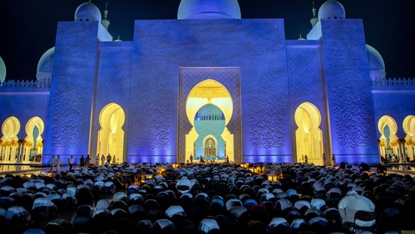 70,000+ at Sheikh Zayed Mosque Prayers