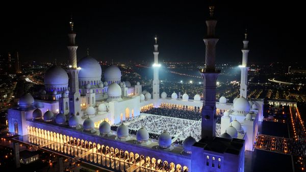 70,000+ at Sheikh Zayed Mosque Prayers