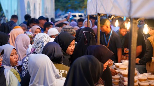 12K Daily Iftar Meals at Sheikh Zayed Mosque