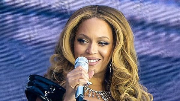 Beyonc   Returns to MTV VMAs