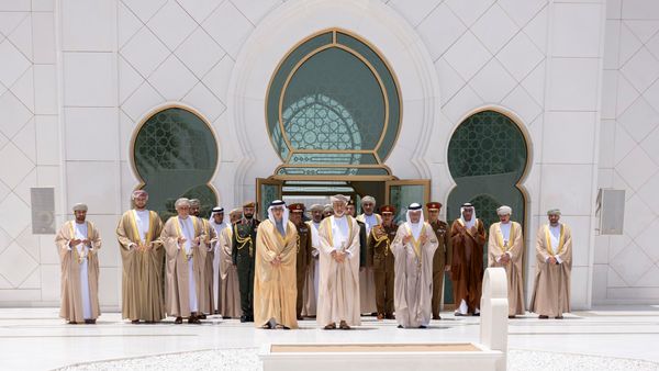 Oman Sultan Visits Abu Dhabi Mosque