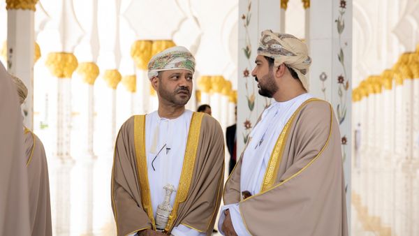 Oman Sultan Visits Abu Dhabi Mosque
