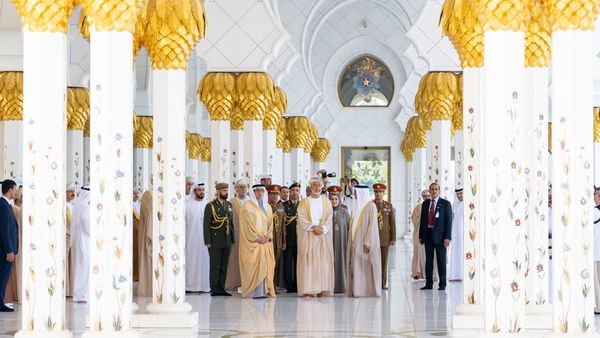 Oman Sultan Visits Abu Dhabi Mosque