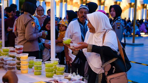 12K Daily Iftar Meals at Sheikh Zayed Mosque
