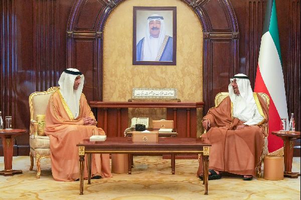 Kuwaiti PM Welcomes Thani Al-Zeyoudi to Strengthen Economic Ties