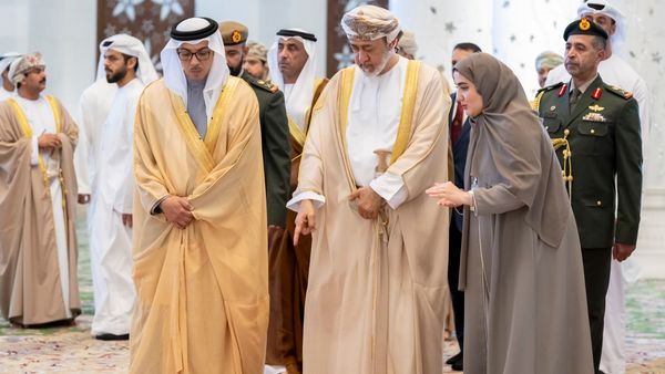 Oman Sultan Visits Abu Dhabi Mosque