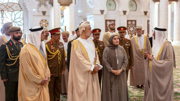 Oman Sultan Visits Abu Dhabi Mosque