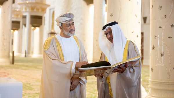 Oman Sultan Visits Abu Dhabi Mosque