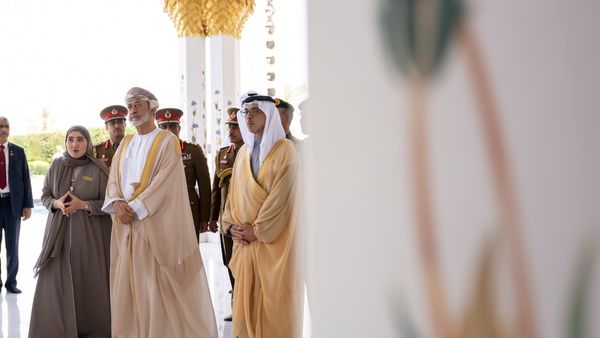 Oman Sultan Visits Abu Dhabi Mosque