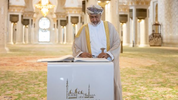 Oman Sultan Visits Abu Dhabi Mosque