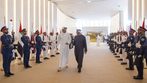 UAE Greets Qatar Emir on Visit