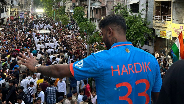 Pandya's Vadodra Road Show for T20 Win Pandya's Vadodra Road Show for T20 Win