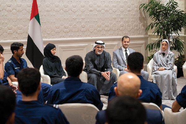 Crown Prince Engages with UAE Students in Singapore
