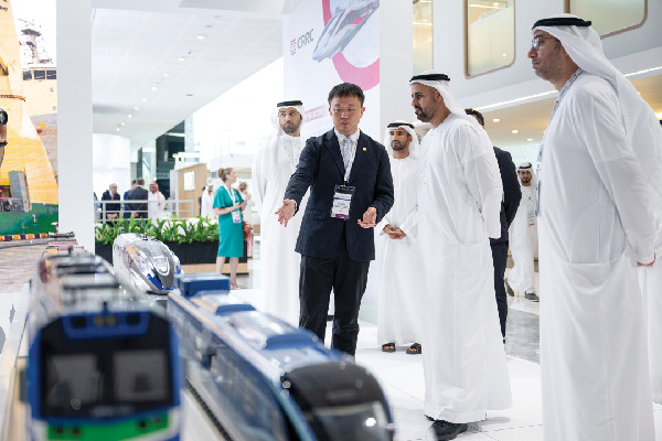 Sheikh Theyab Engages Leaders at Global Rail