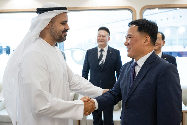 Sheikh Theyab Engages Leaders at Global Rail