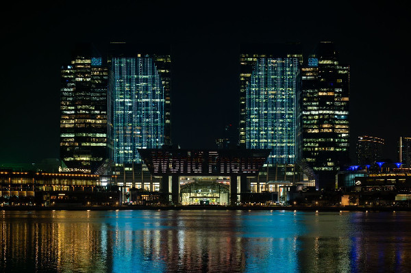 UAE Lights Up Landmarks for Pneumonia Day