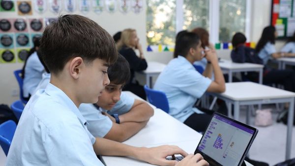 Samsung Introduces AI Education in UAE Schools Samsung Introduces AI Education in UAE Schools
