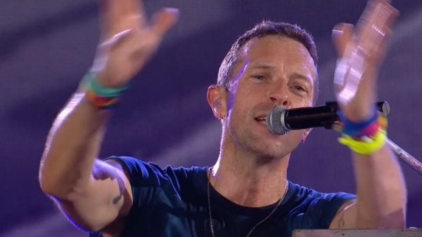 Coldplay Concert: Chris Martin Greets Fans in India Coldplay Concert: Chris Martin Greets Fans in India
