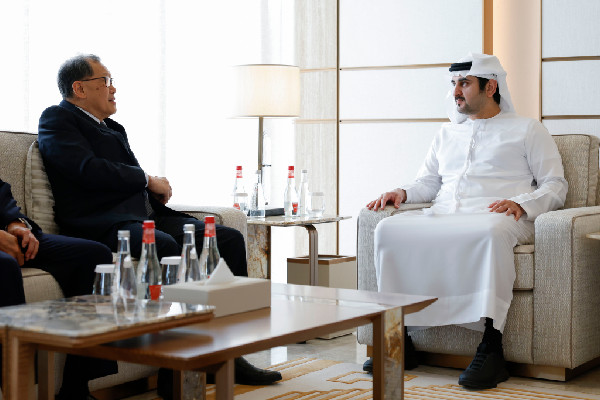 Maktoum bin Mohammed Meets Bank of Singapore Chairman