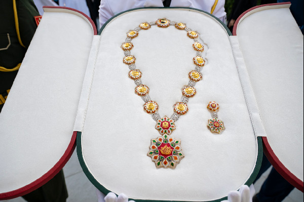 UAE President Awards Sheikh Hamdan bin Zayed