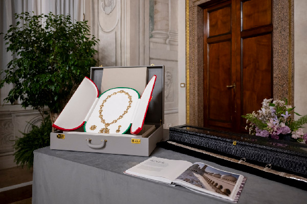 UAE and Italy Presidents Exchange Medals