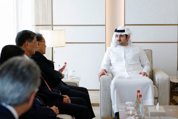 Maktoum bin Mohammed Meets Bank of Singapore Chairman