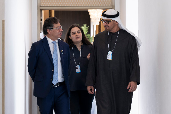 UAE President Meets Leaders at Summit