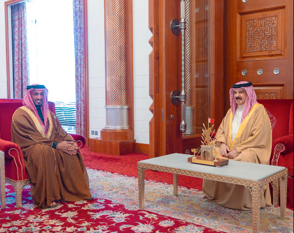 Bahrain King Hosts National Media Office Chairman