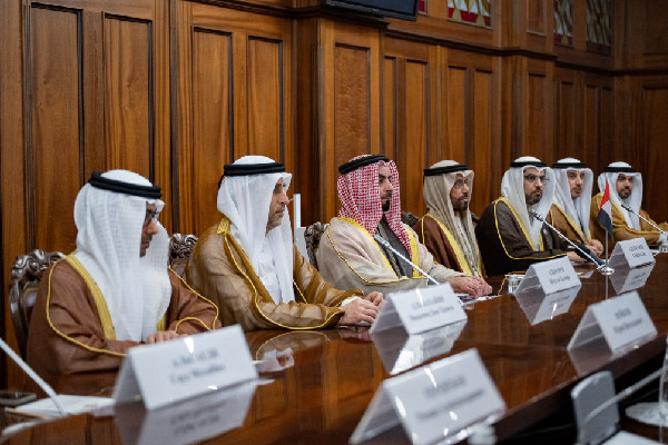 Saif bin Zayed Meets Russian Minister in Moscow