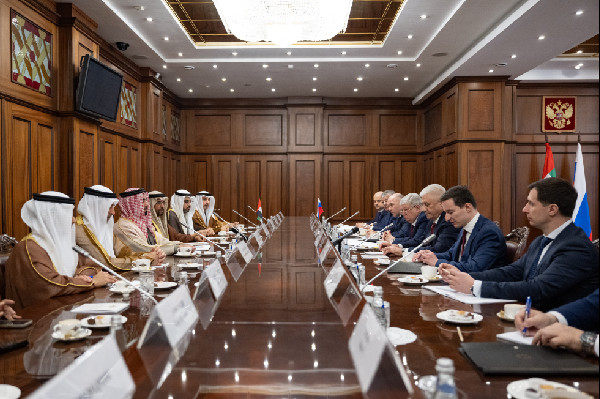 Saif bin Zayed Meets Russian Minister in Moscow