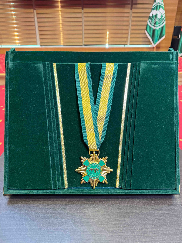 Ruler of Sharjah Receives Arab Cultural Medal