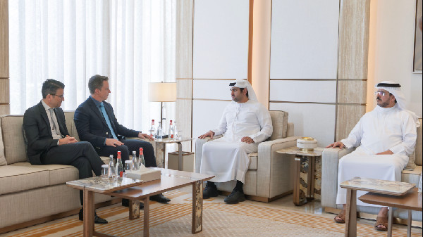 Maktoum bin Mohammed Meets Eaton's Paolo Ruiz