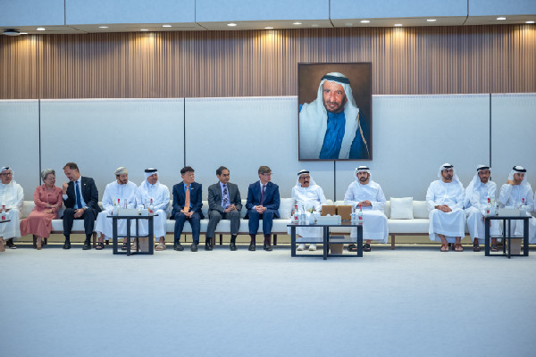 Hamdan bin Mohammed Meets Local Leaders in Dubai