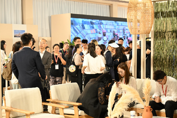 UAE Pavilion Draws Crowds at Book Fair