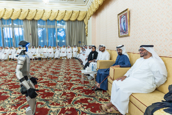 Mohammed bin Rashid Engages with Business Leaders