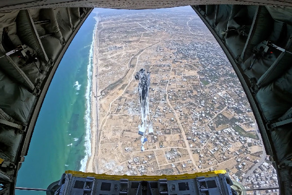 UAE and Jordan Airdrop Aid to Gaza