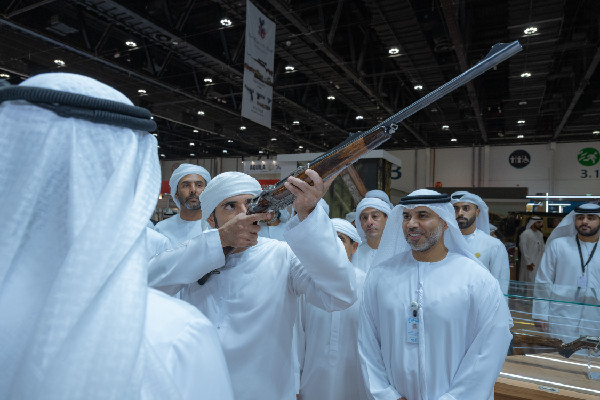 Hamdan bin Mohammed Visits Abu Dhabi Exhibition