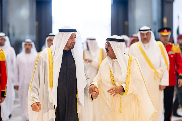 UAE President Meets Emir of Kuwait