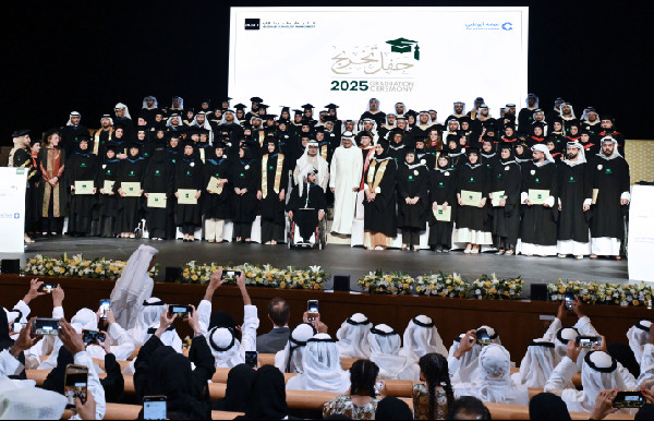 Nahyan bin Mubarak Attends Graduation Ceremony