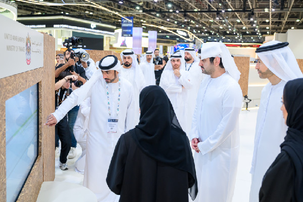 Maktoum Reviews Finance Ministry's Digital Initiatives