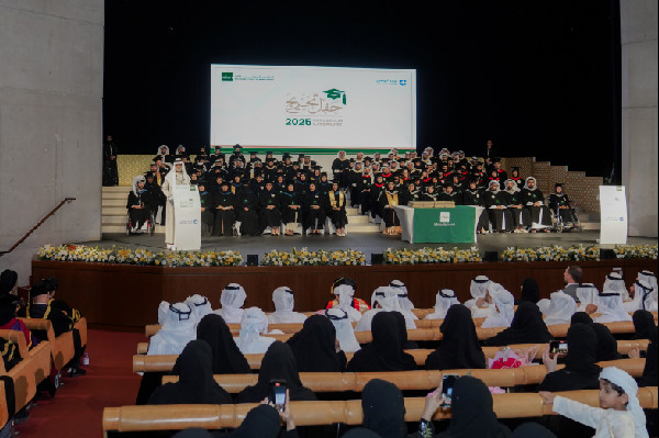Nahyan bin Mubarak Attends Graduation Ceremony